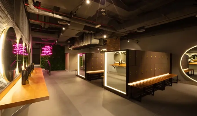 غرفة تغيير ملابس الصالة الرياضية للأعضاء لتبديل الملابس وتخزين المتعلقات.