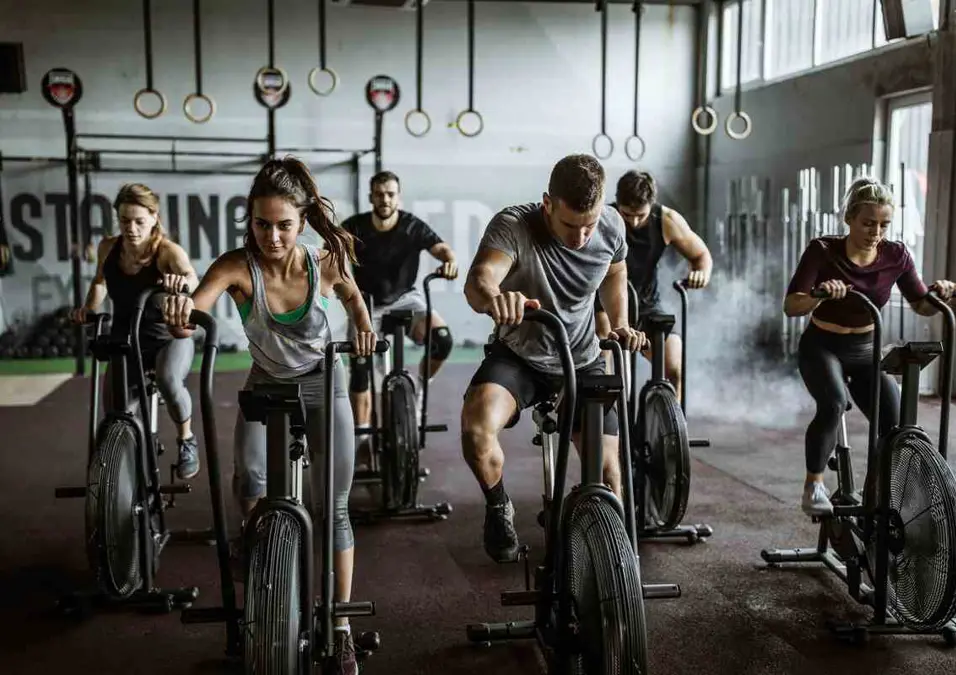 مجموعة متدريبن يمارسون تمارين الكارديو (1)